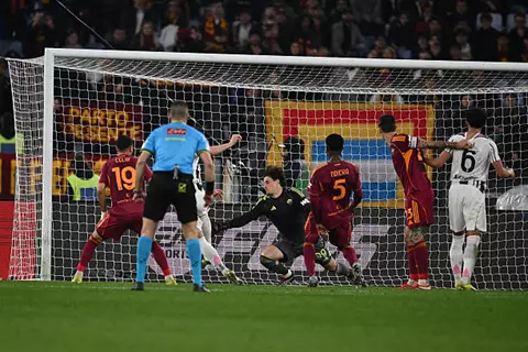 هكذا تُحسم المعارك.. يوفنتوس يخطف التعادل من روما في الـ+90